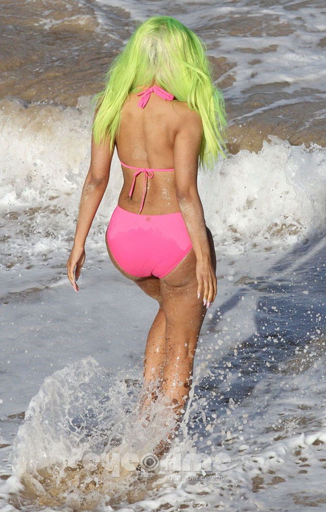 Nicki Minaj Shows Off Her Bikini Body In Starships Video